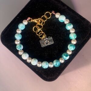 UNSPOKEN FRAME — Handmade Turquoise & Pearl Glass Beaded Bracelet w Camera Charm